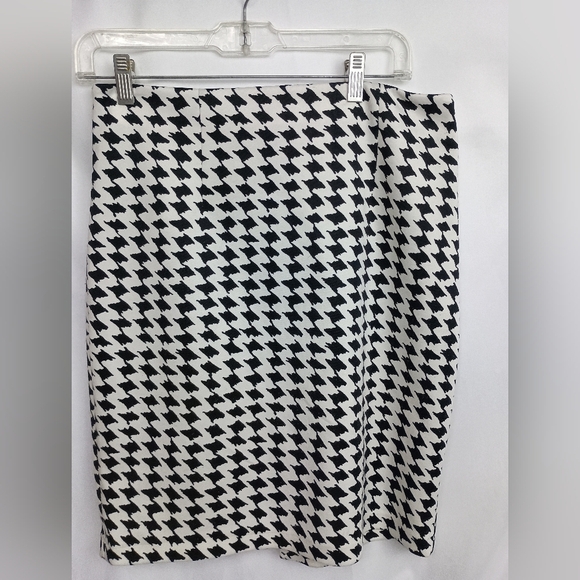 2/$30 WHITE HOUSE BLACK MARKET Black and White Houndstooth Skirt (#339) - Picture 1 of 9